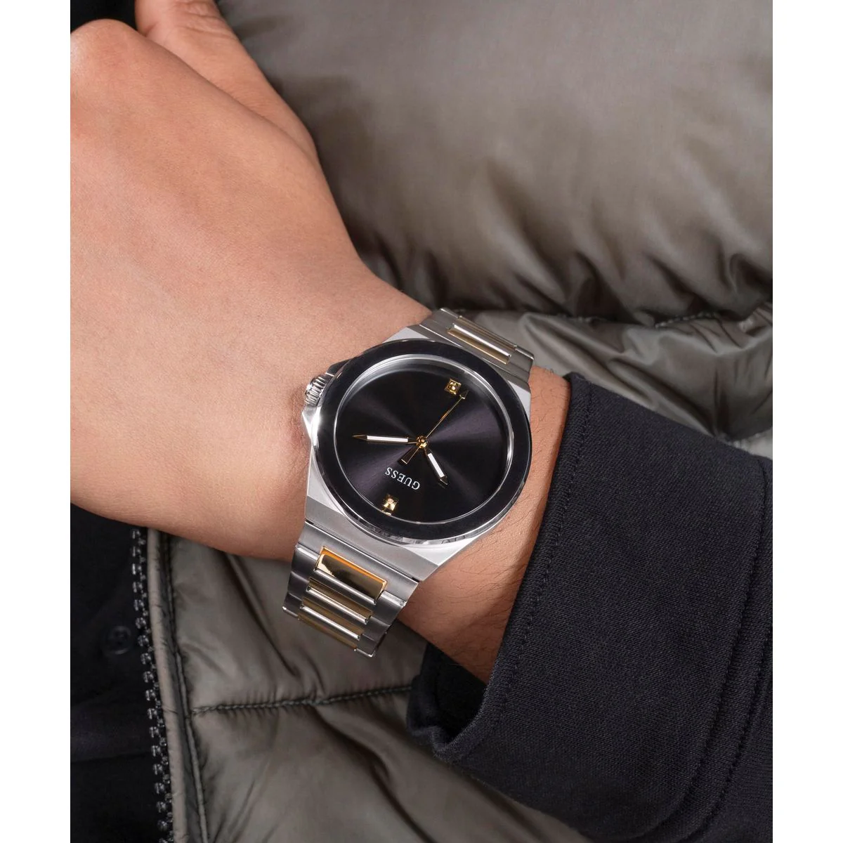 Vinyl Men Quartz Black Dial Analog Stainless Steel Watch GW0833G3 - Image 7